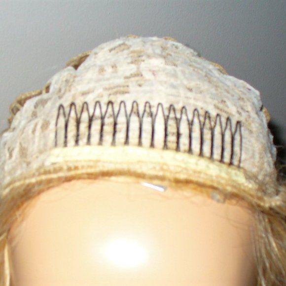 3/4 lace front wig with huge combs to secuere it - Picture 3 of 4